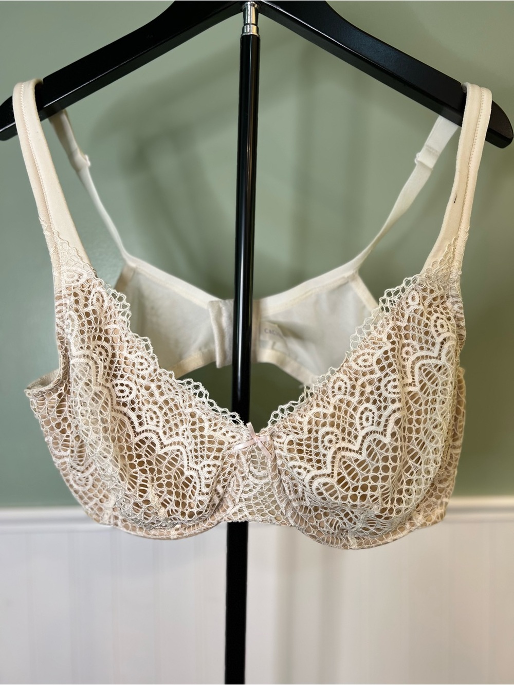 Cacique Cream Lace Underwire Bra with Scalloped Trim. Size 40D